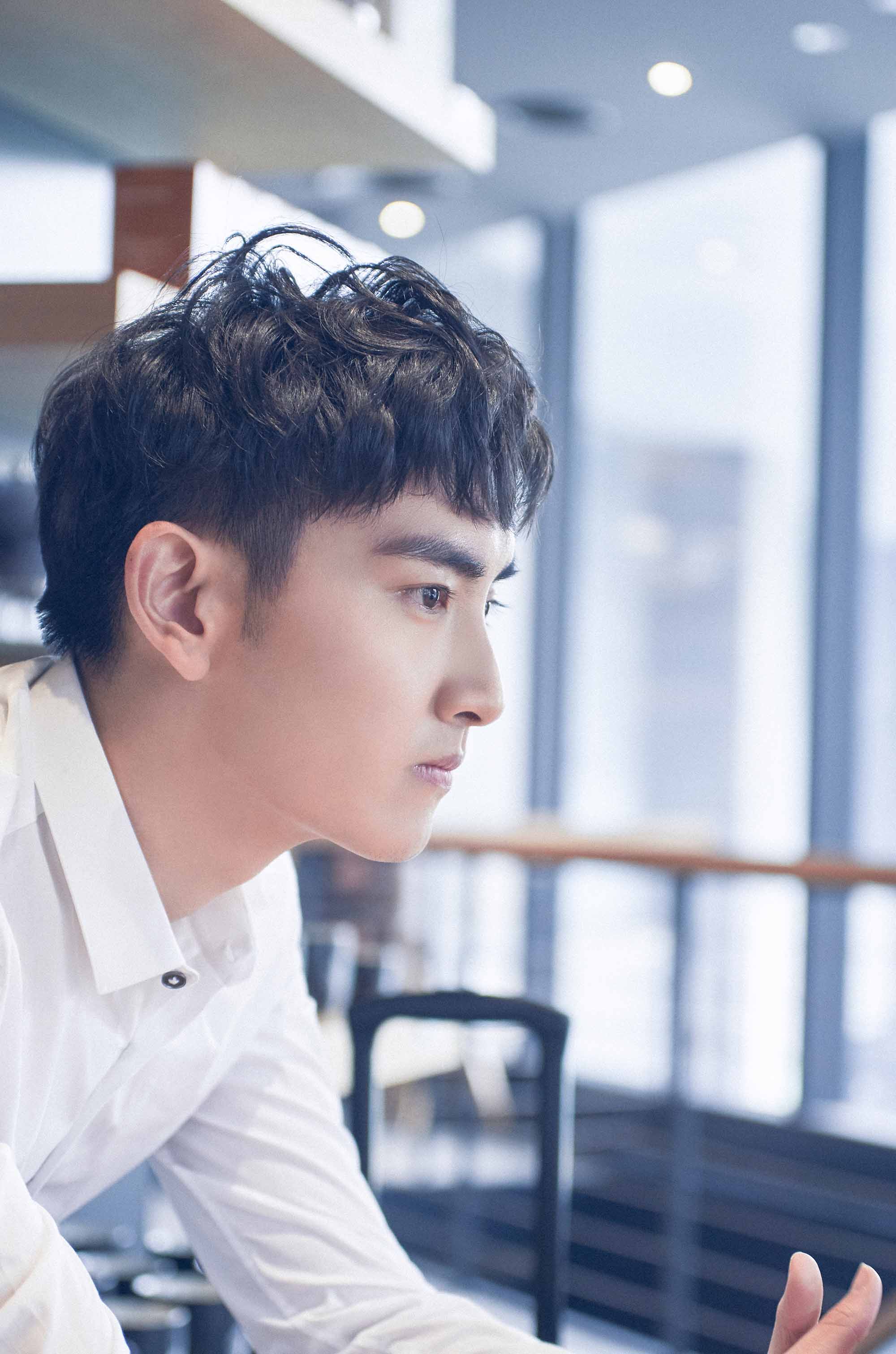 陈烨林写真曝光 侧脸精致尽展极致魅力