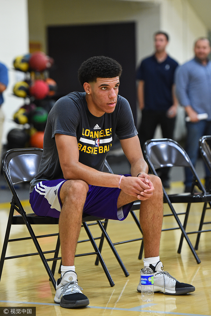 11 球哥试训湖人遭媒体包围 阵仗堪比超级巨星