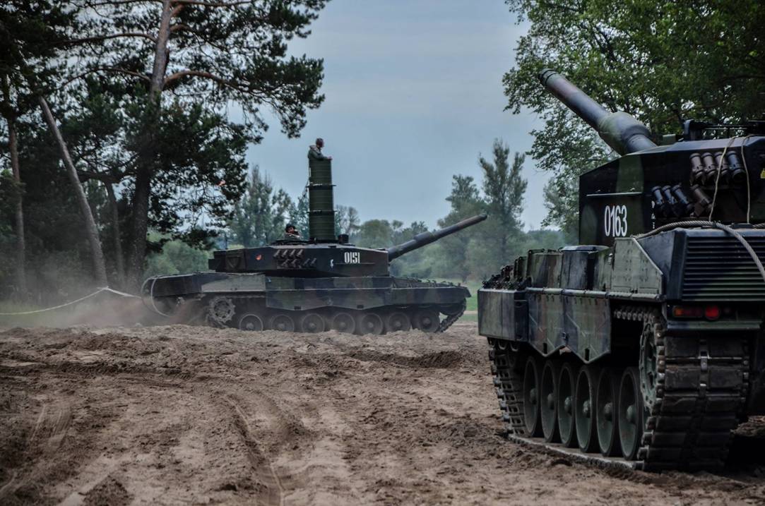 21 波兰豹2坦克过河装上这特殊设备