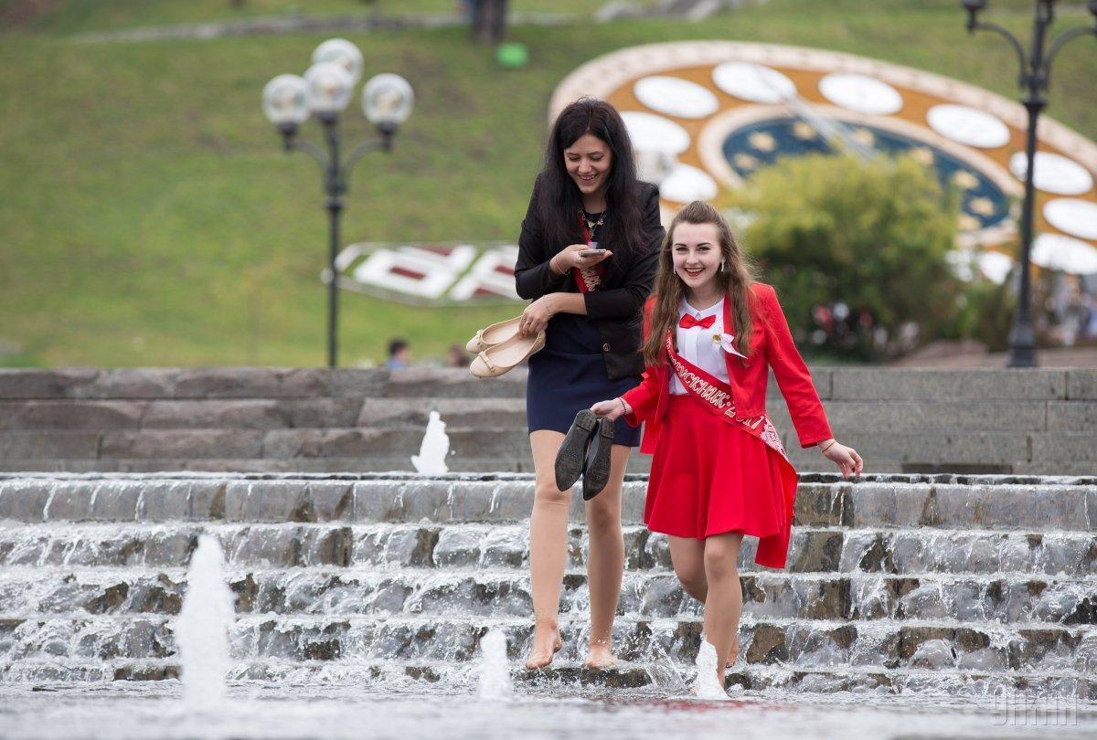 乌克兰中学生庆祝毕业喷泉湿身欢庆