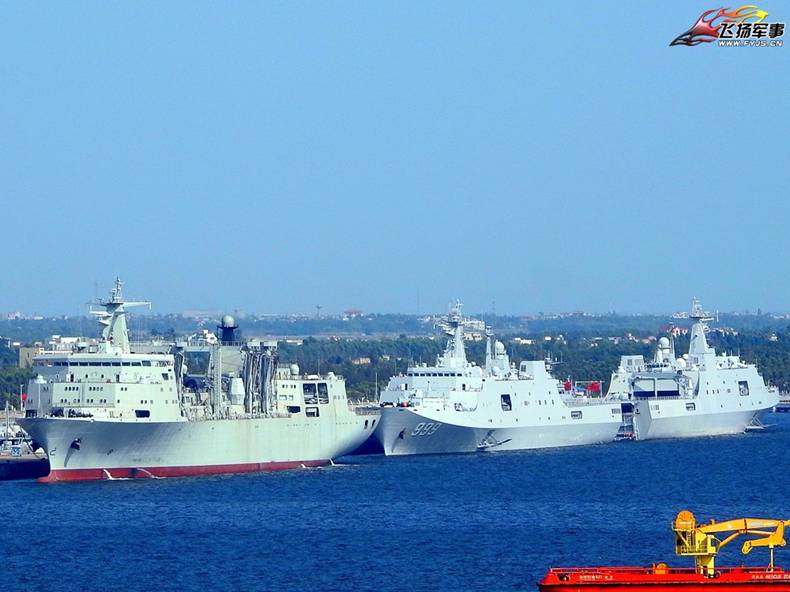 巨舰扎堆 航母补给舰展修长舰体