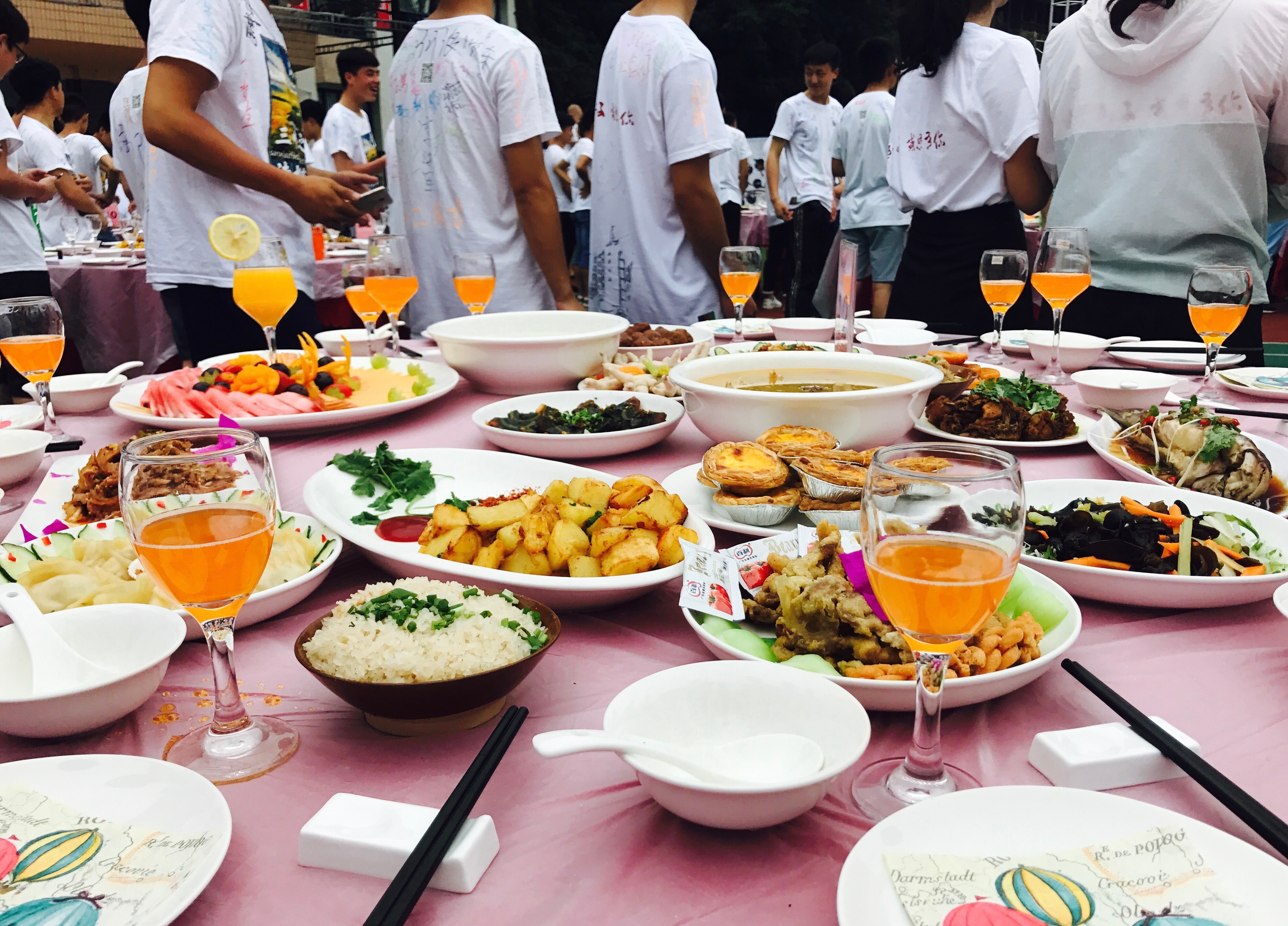 7 学校办毕业生谢师宴,操场豪摆30桌