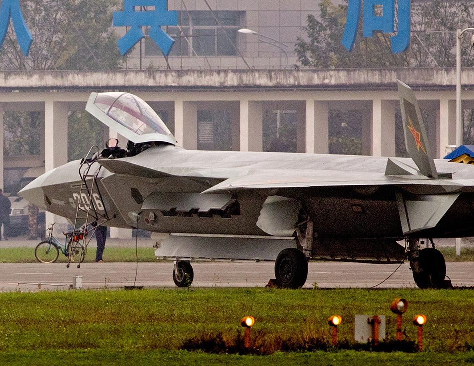 歼20再试飞起落架舱现神秘数字