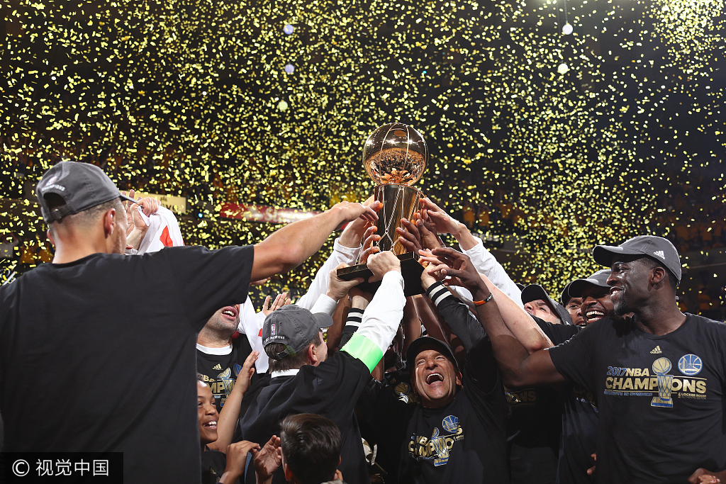 31 勇士捧起总冠军奖杯 杜兰特当选总决赛mvp