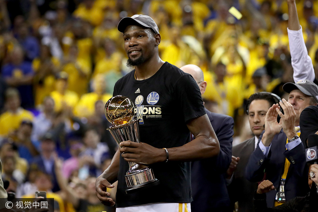 31 勇士捧起总冠军奖杯 杜兰特当选总决赛mvp