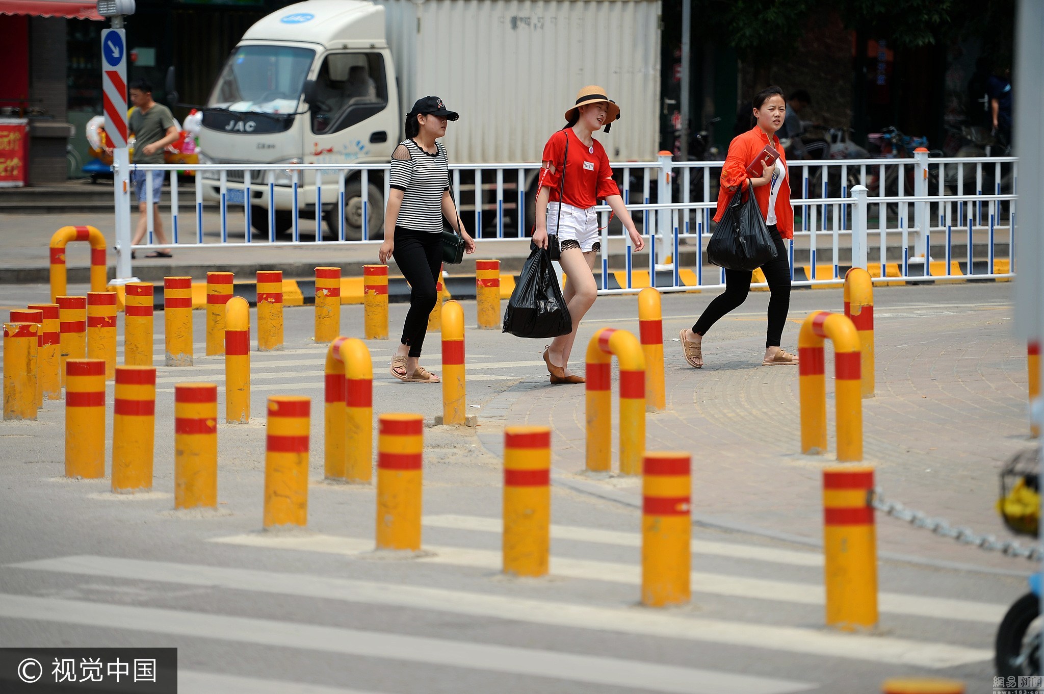 百米路装200个隔离柱 密密麻麻看花眼