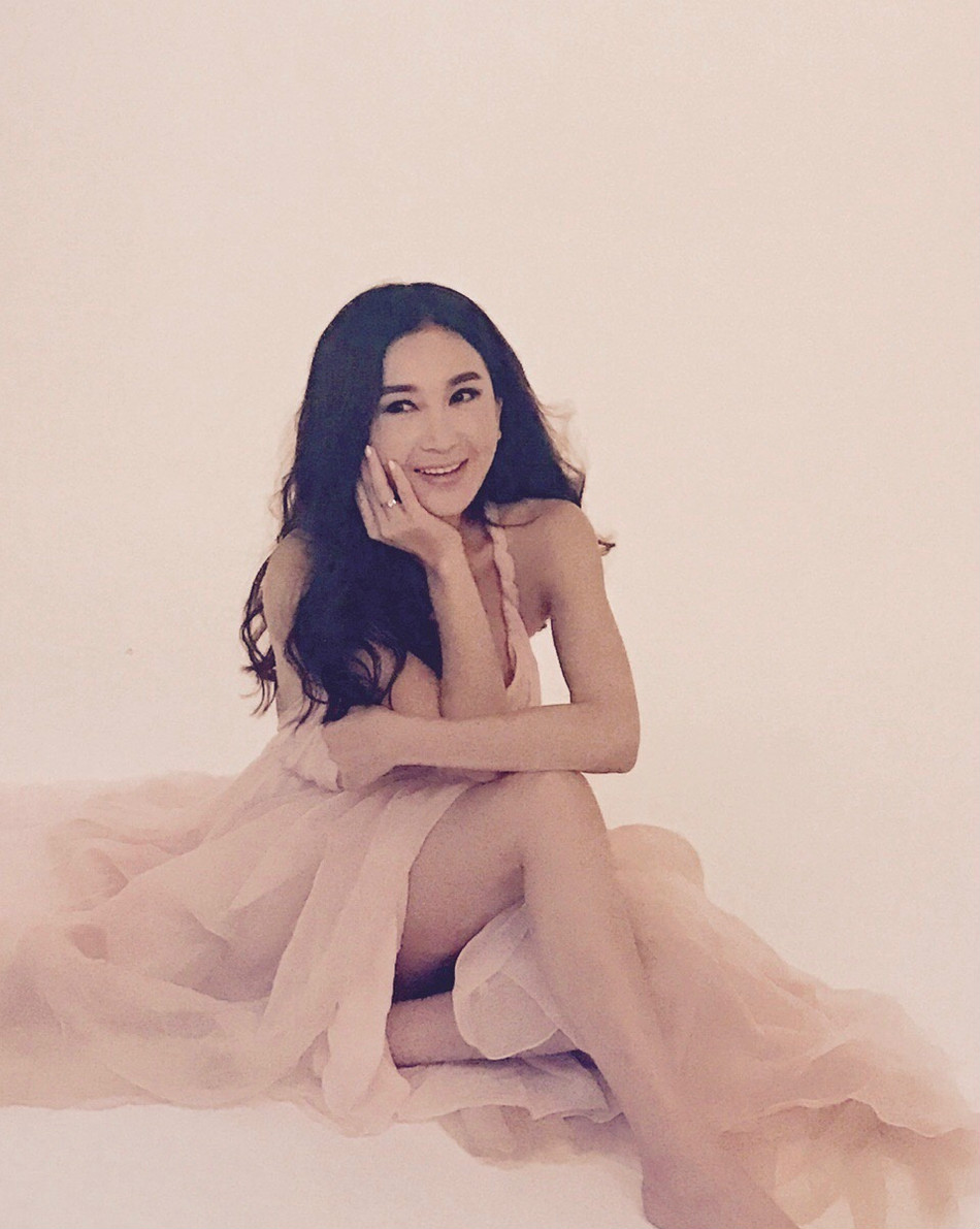 美翻!温碧霞拍广告长裙撩到"绝对领域"