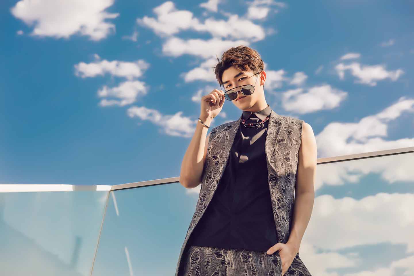 9 杨旭文曝时尚写真大片 长腿西装尽显绅士风度