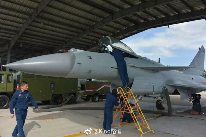 9 空军地勤如何维护歼-10b战斗机