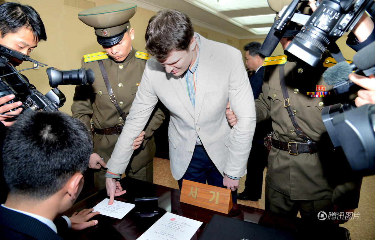 美国大学生朝鲜偷条标语判15年监禁刚获释