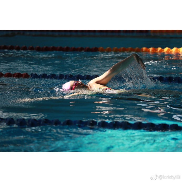 刘湘晒训练图秀白皙美腿 不愧泳坛美人鱼