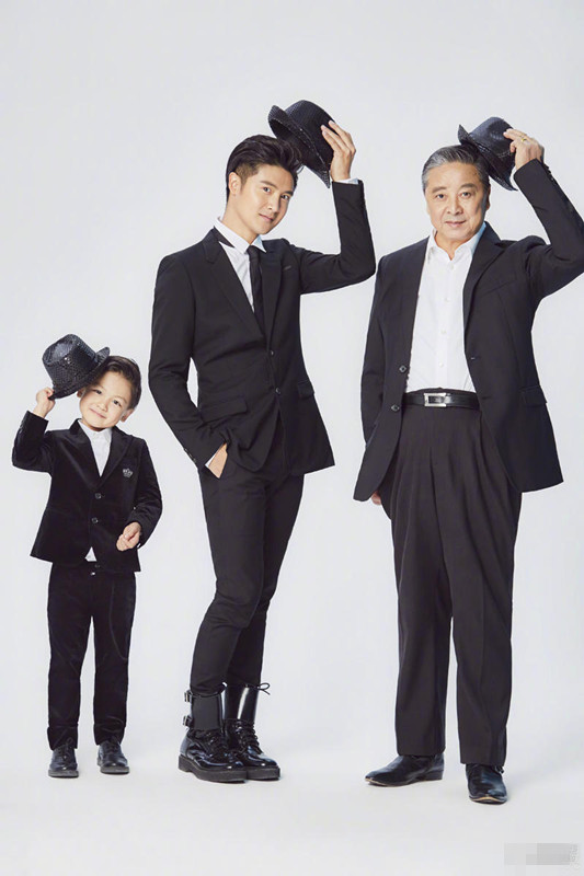 田亮晒祖孙三代同框照似一个模子刻下来的