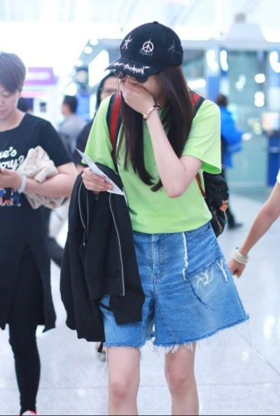 4 关晓彤与助理热聊捂嘴笑 比剪刀手卖萌