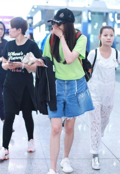 4 关晓彤与助理热聊捂嘴笑 比剪刀手卖萌