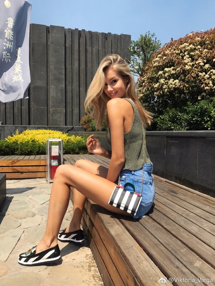 25 瓦尔加再晒比基尼喷血照 水帘洞演湿身诱惑