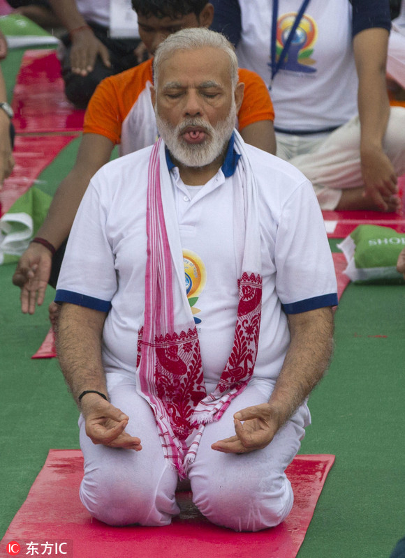 世界瑜伽日印度总理莫迪率万人秀瑜伽