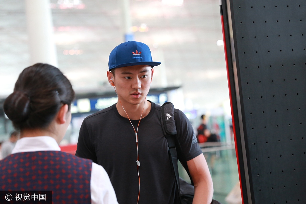 6 宁泽涛运动黑look现身机场 一路听歌好轻松