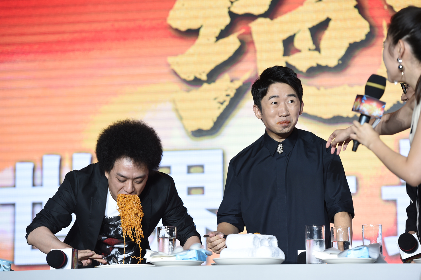 14 卢正雨郭采洁蔡国庆挑战"史上最辣小龙虾"