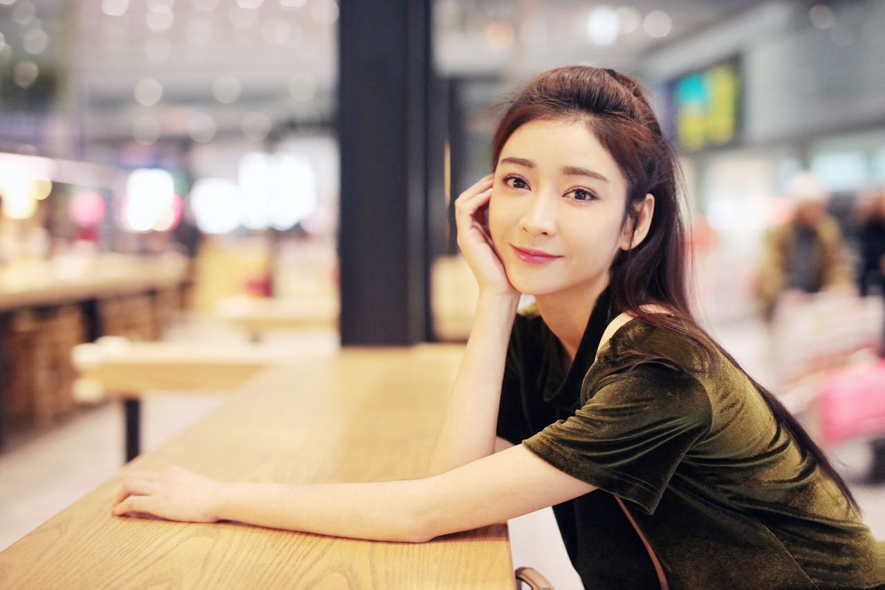 5 "国民小姑姑"李眸机场照亲民 素颜皮肤超赞