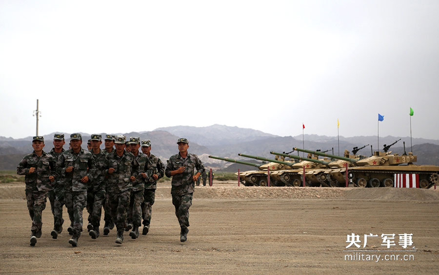新疆军区96式坦克进行强化训练