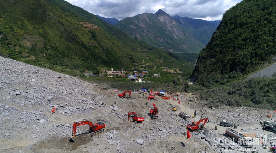 航拍茂县山体滑坡现场 一栋小楼险遭没顶