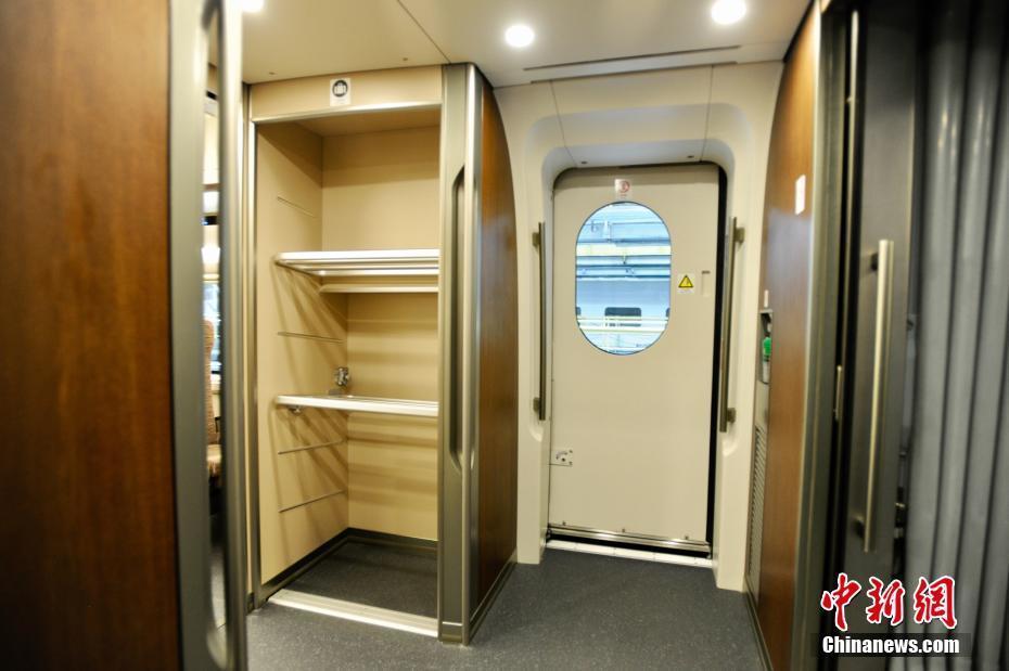 据了解,"复兴号"中国标准动车组目前有"cr400af"和"cr400bf"两种