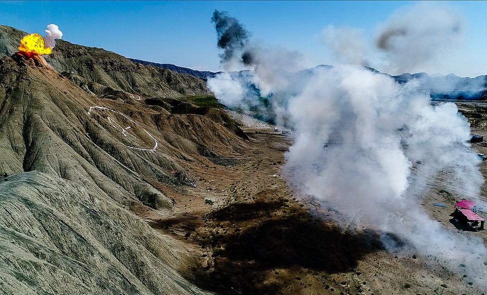 图为遭到打击的"恐怖营地"一片火海(钱程摄)