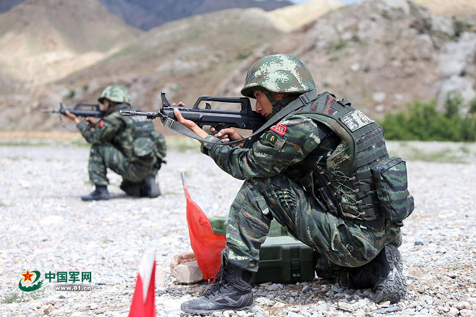 特战队员跪姿射击