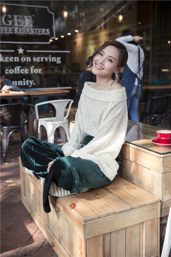 9 郑罗茜时尚大片曝光 随性优雅变身街拍女王