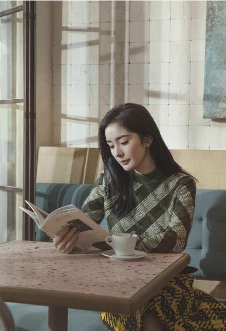 杨幂低头看书安静美好 文艺范儿十足