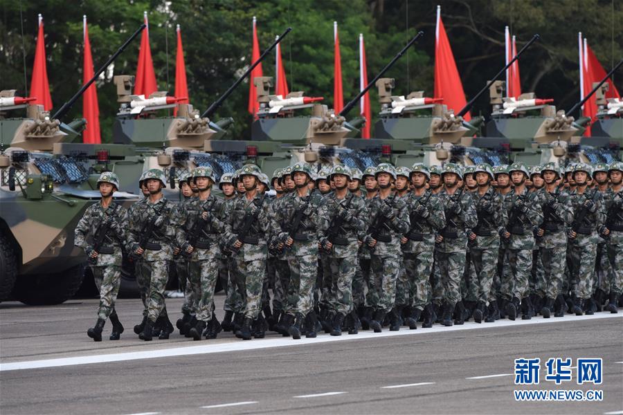 驻港部队举行盛大阅兵仪式