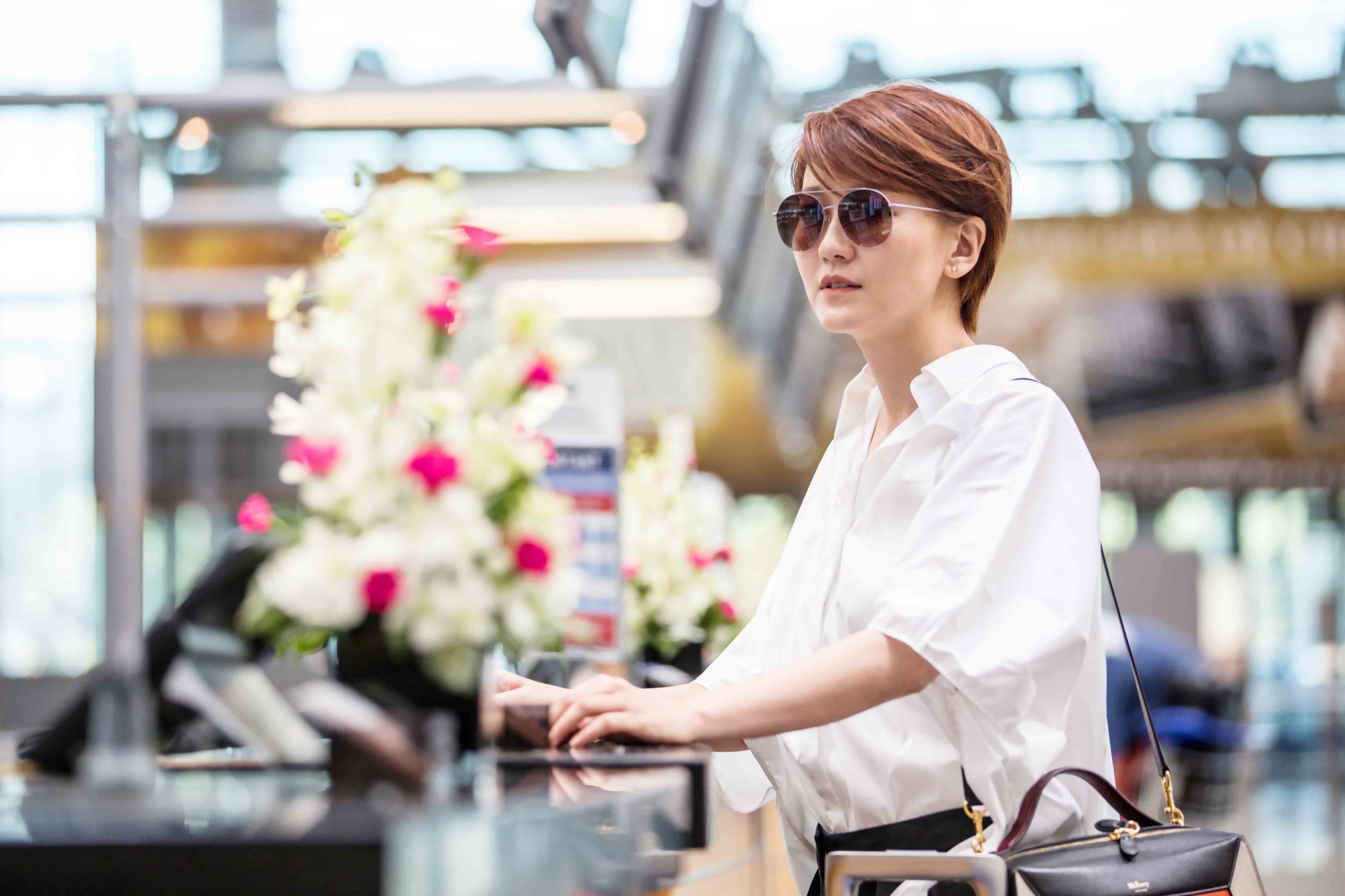 蔡淳佳飞赴巴黎时装周 黑白系look尽显态度魅力