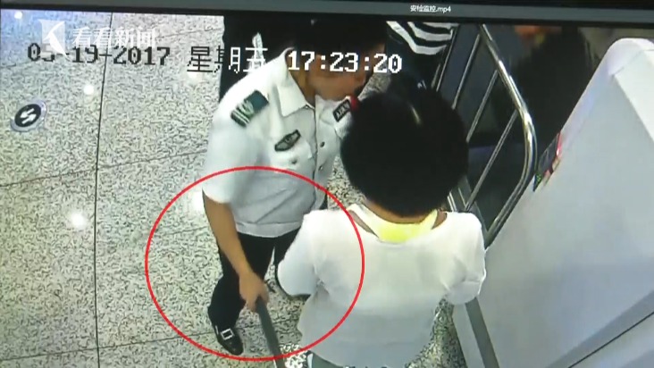 女子大闹高铁站还打警察 称被安检仪扫到会死