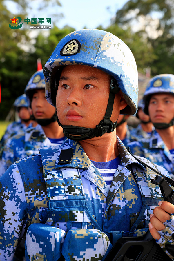 驻港部队精锐部队接受检阅