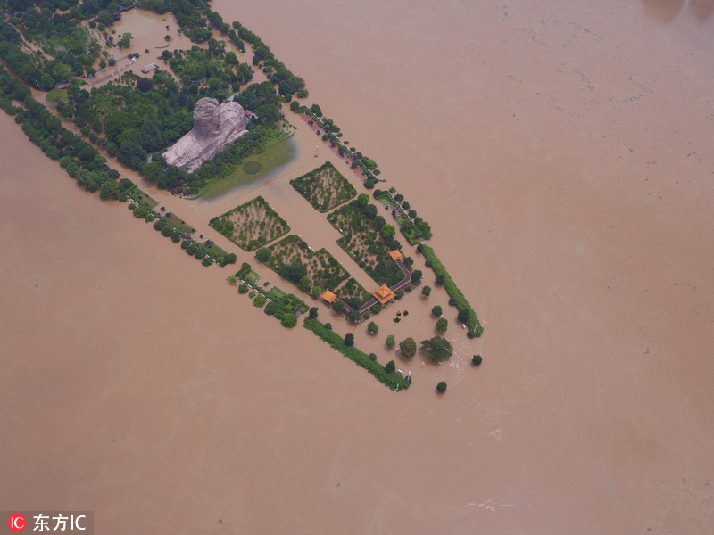 湖南持续暴雨航拍橘子洲头淹没变航母