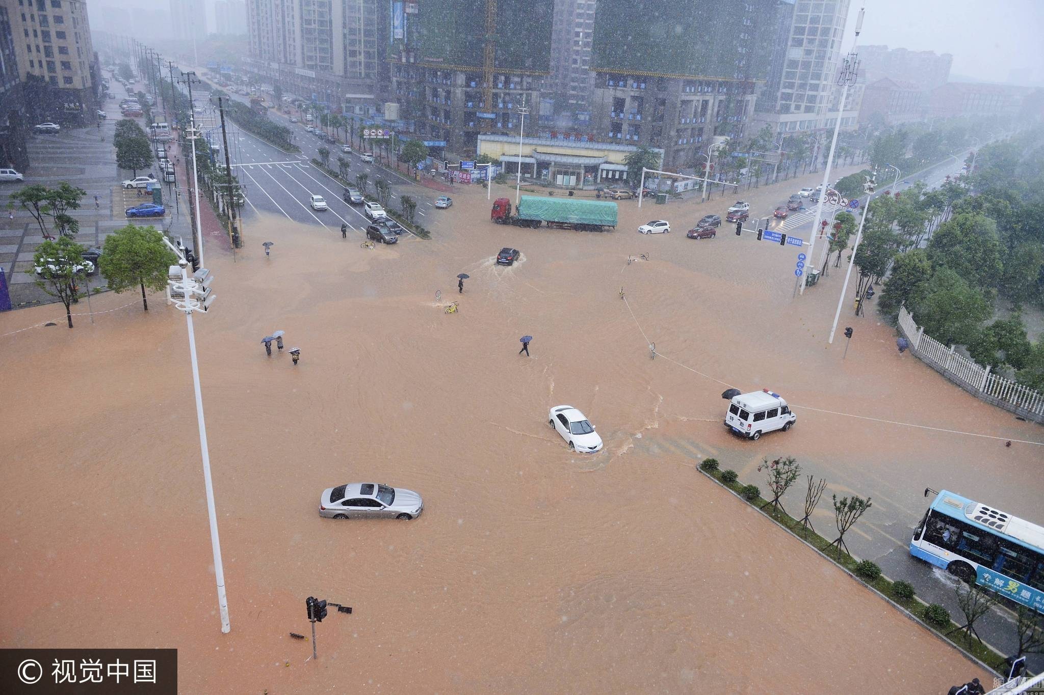 6 暴雨致长沙发生严重内涝 多辆汽车被困