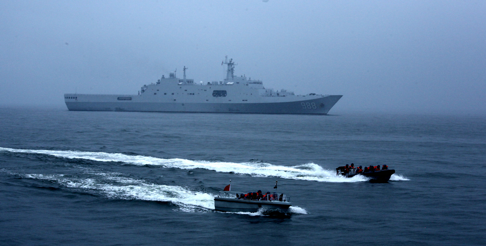 7月1日,沂蒙山号登陆舰在东海举行海上演习