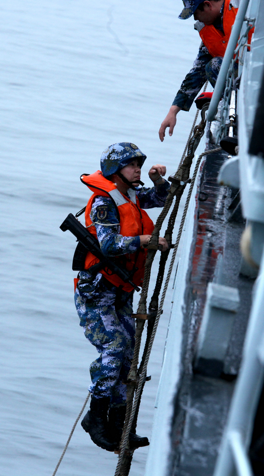 071坞登在东海举行海上演习