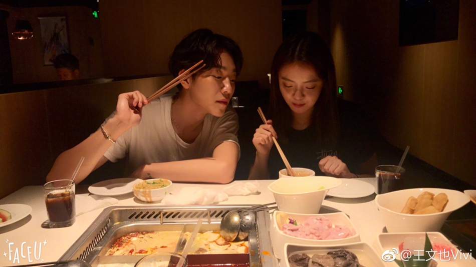 王中磊女儿约帅哥吃火锅 清纯水嫩惹人爱