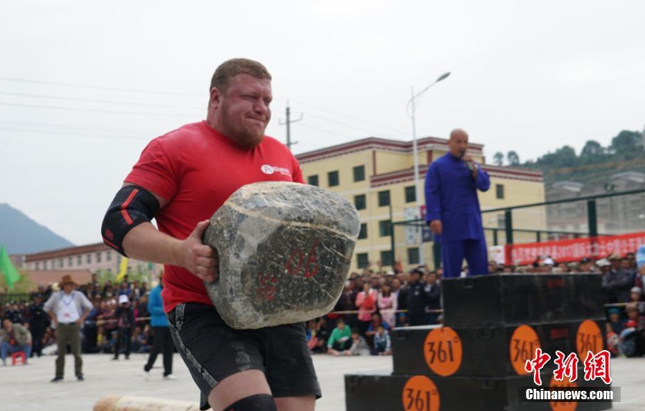扛木举石十余国世界级大力士甘肃迭部竞技