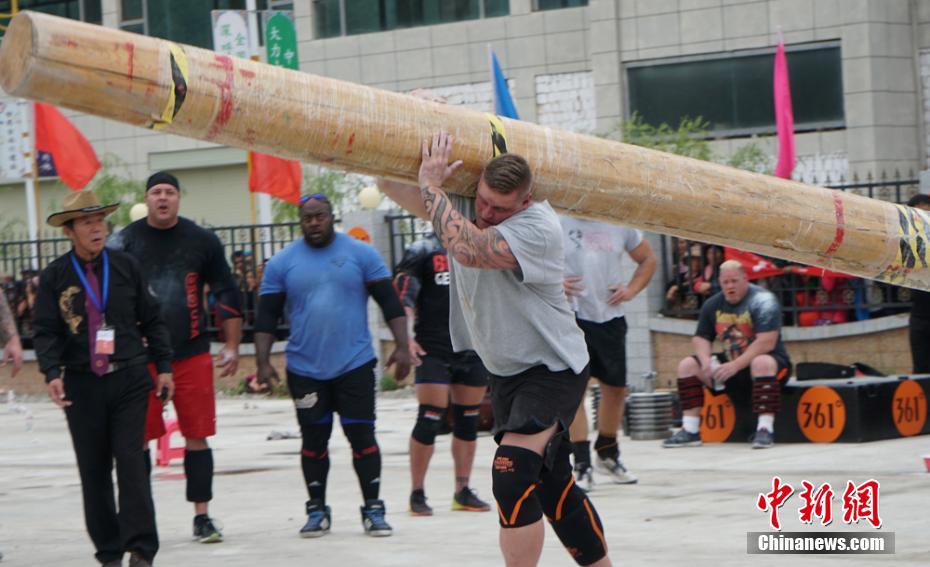 扛木举石十余国世界级大力士甘肃迭部竞技
