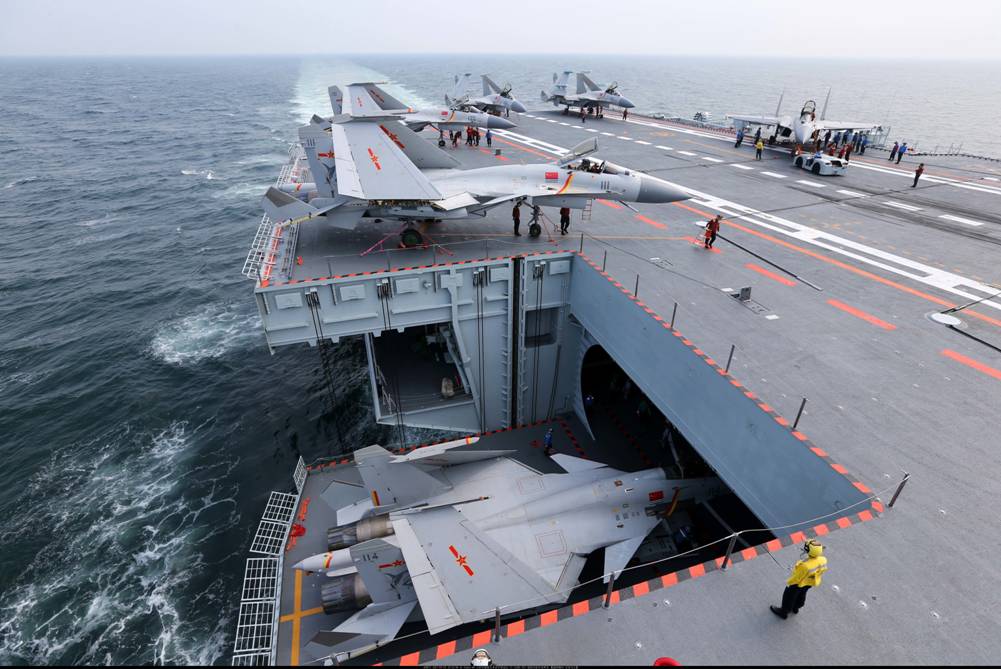 辽宁舰演练罕见展示升降机细节