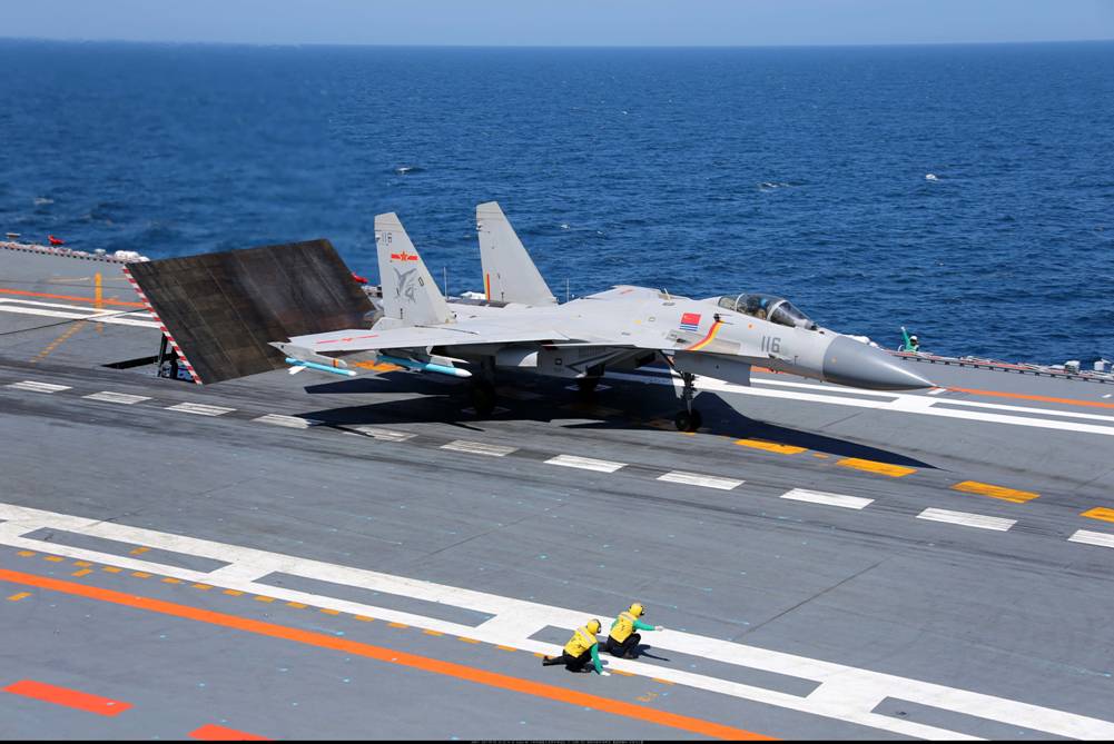 14 辽宁舰演练罕见展示升降机细节