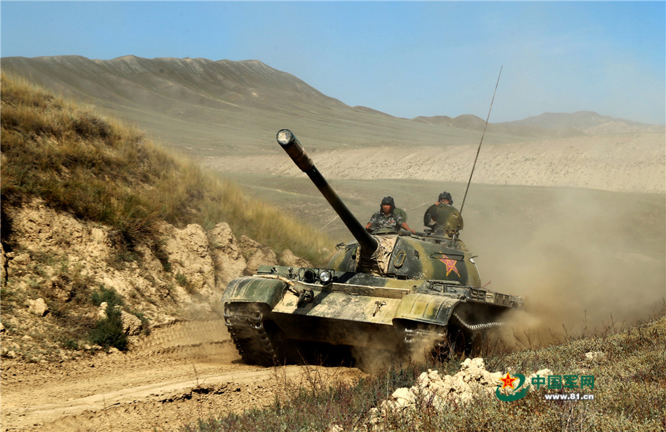 新疆装甲团戈壁上苦练火炮操作