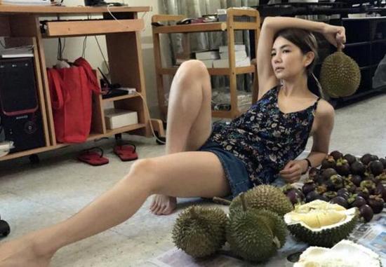 辣妈ella吃榴莲不忘凹造型 逆天长腿超抢镜