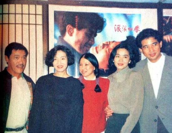 有网友晒出一张1990年《滚滚红尘》台湾首映酒会的旧照,林青霞,秦汉