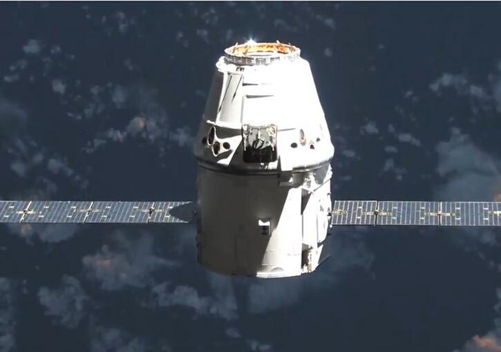 x公司于美国东部时间2日上午8时成功回收货运"龙飞船"的胶囊返回舱,这