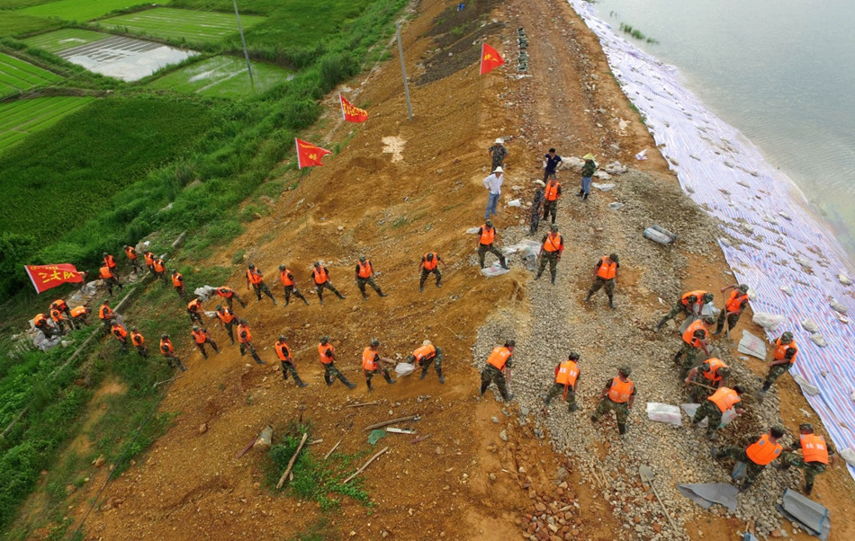 7月4日,武警水电二总队四支队官兵在防洪大堤上处置险情.