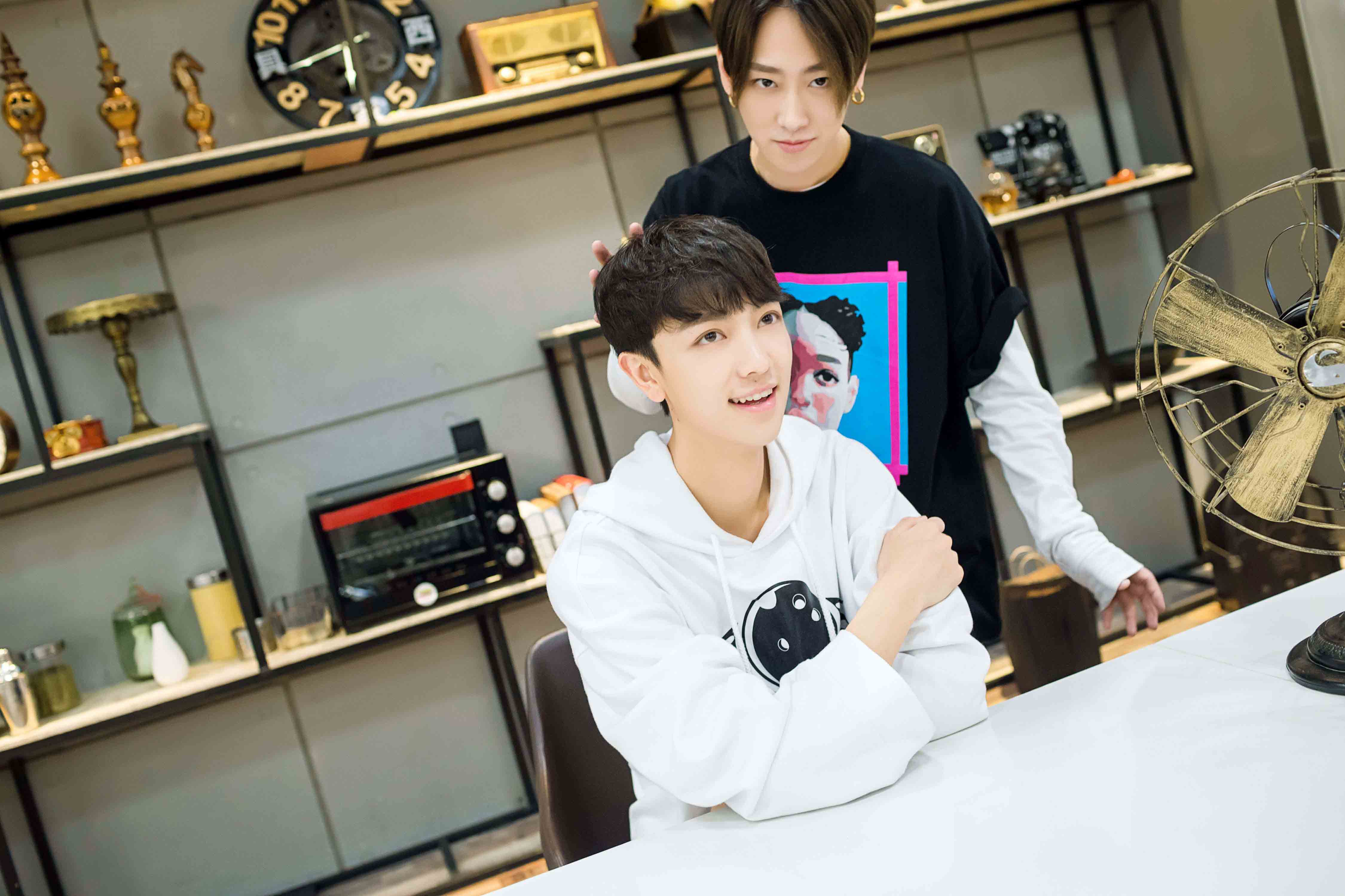 17 十个快男九个手机党 营区写真见证快男兄弟情深