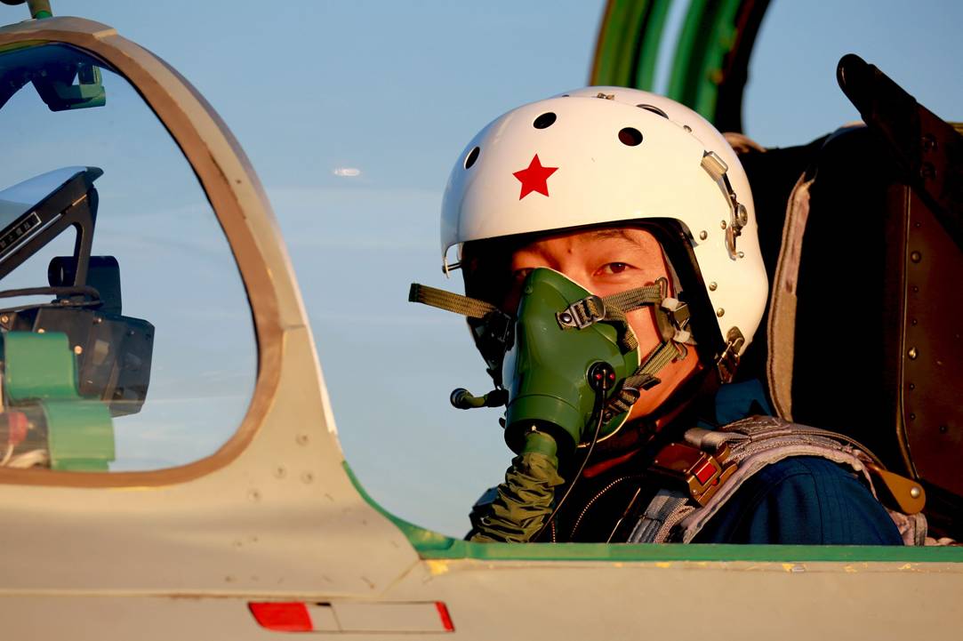 空军西安飞行学院的学员驾驶歼教-7战机在新疆维吾尔自治区进行训练